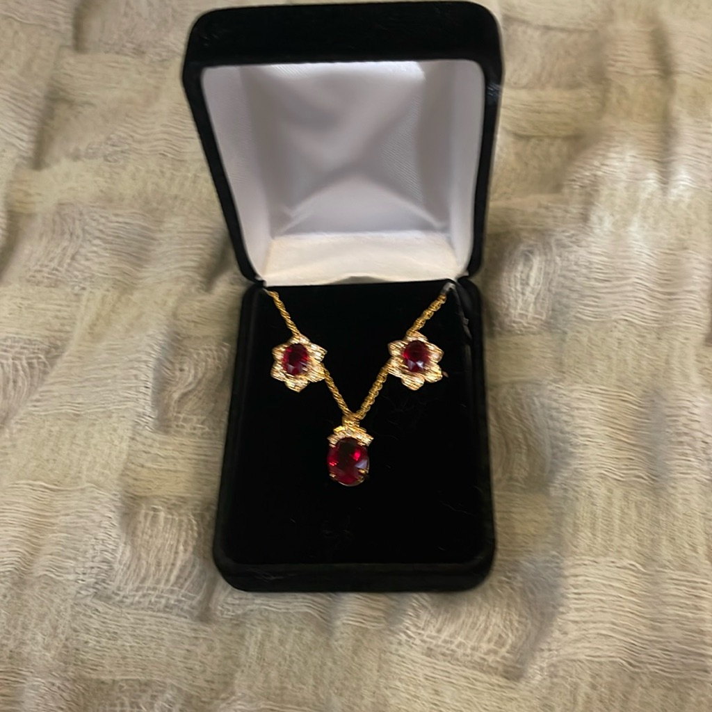 Beautiful Red Crystal And Rhinestones Earrings And Necklace Set